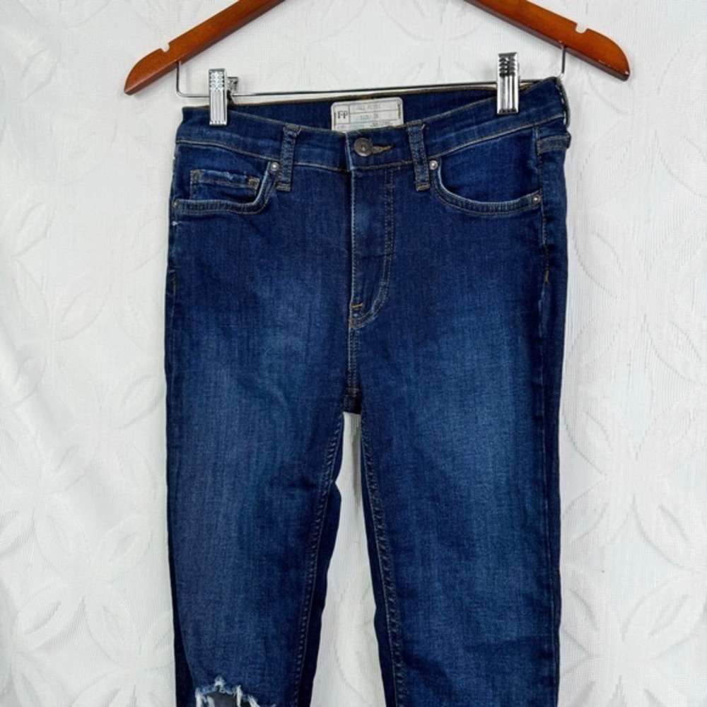 Free People Distressed Jeans Dark Wash Ripped Knee Size 26 - Picture 4 of 10